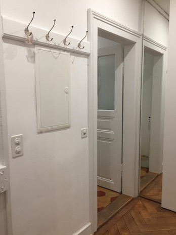 Flur mit Garderobe und Spiegelschrank